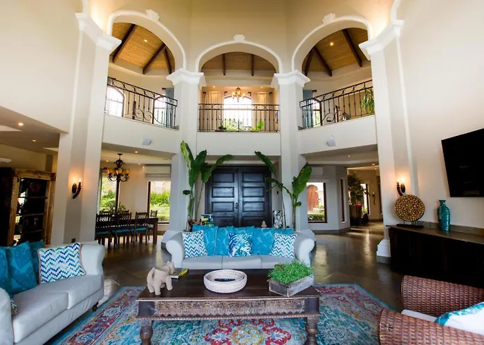 Stunning Luxury Mansion In With Six Bedrooms And Beachfront Access *
