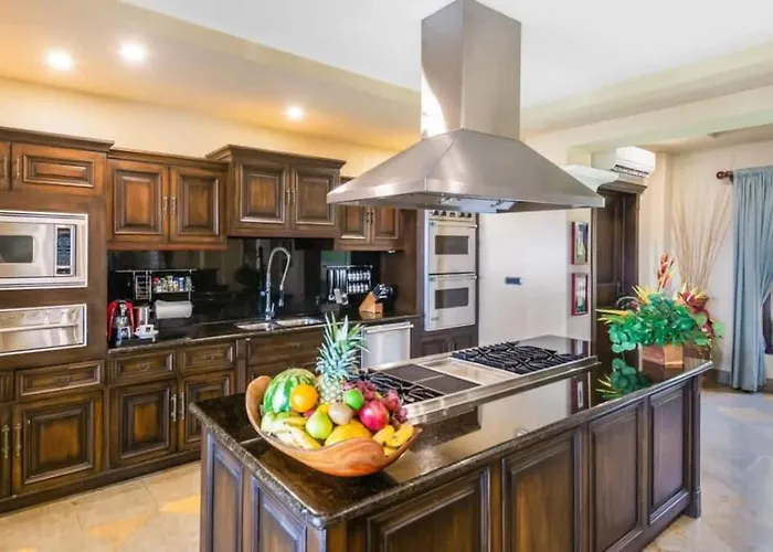 Stunning Luxury Mansion In With Six Bedrooms And Beachfront Access *