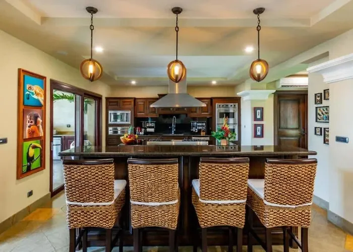 Stunning Luxury Mansion In With Six Bedrooms And Beachfront Access *
