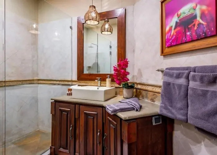 Stunning Luxury Mansion In With Six Bedrooms And Beachfront Access *